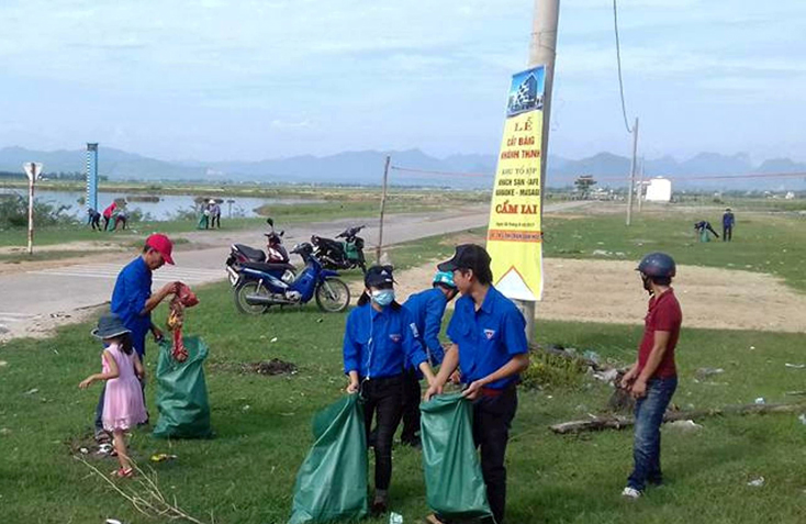 Đoàn viên thanh niên xã Gia Ninh tham gia dọn dẹp vệ sinh môi trường.   