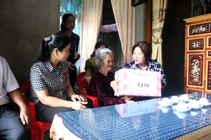 Đồng chí Nguyễn Thị Thanh Hương, Phó Chủ tịch HĐND thăm và tặng quà Mẹ VNAH Lê Thị Bòn, xã Duy Ninh, huyện Quảng Ninh.