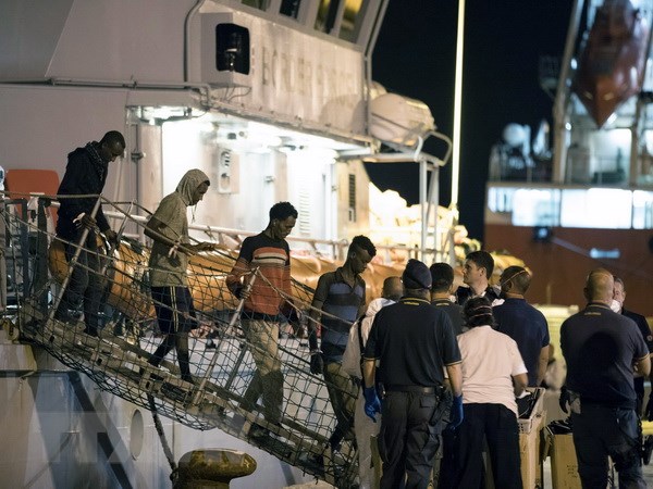 Người di cư tới cảng Pozzallo, Sicily, Italy sau khi được cứu trên biển ngày 16-7. Ảnh: EFE-(Nguồn: EPA/ TTXVN)