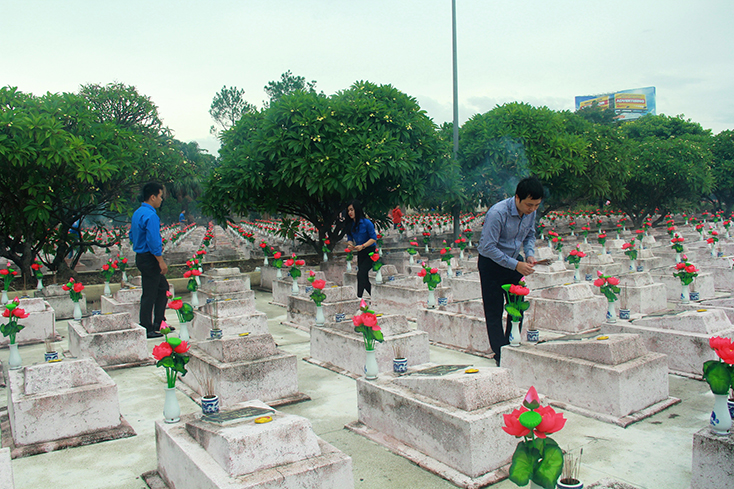 Đại diện lãnh đạo Viettel Quảng Bình dâng hương lên phần mộ các anh hùng liệt sỹ.