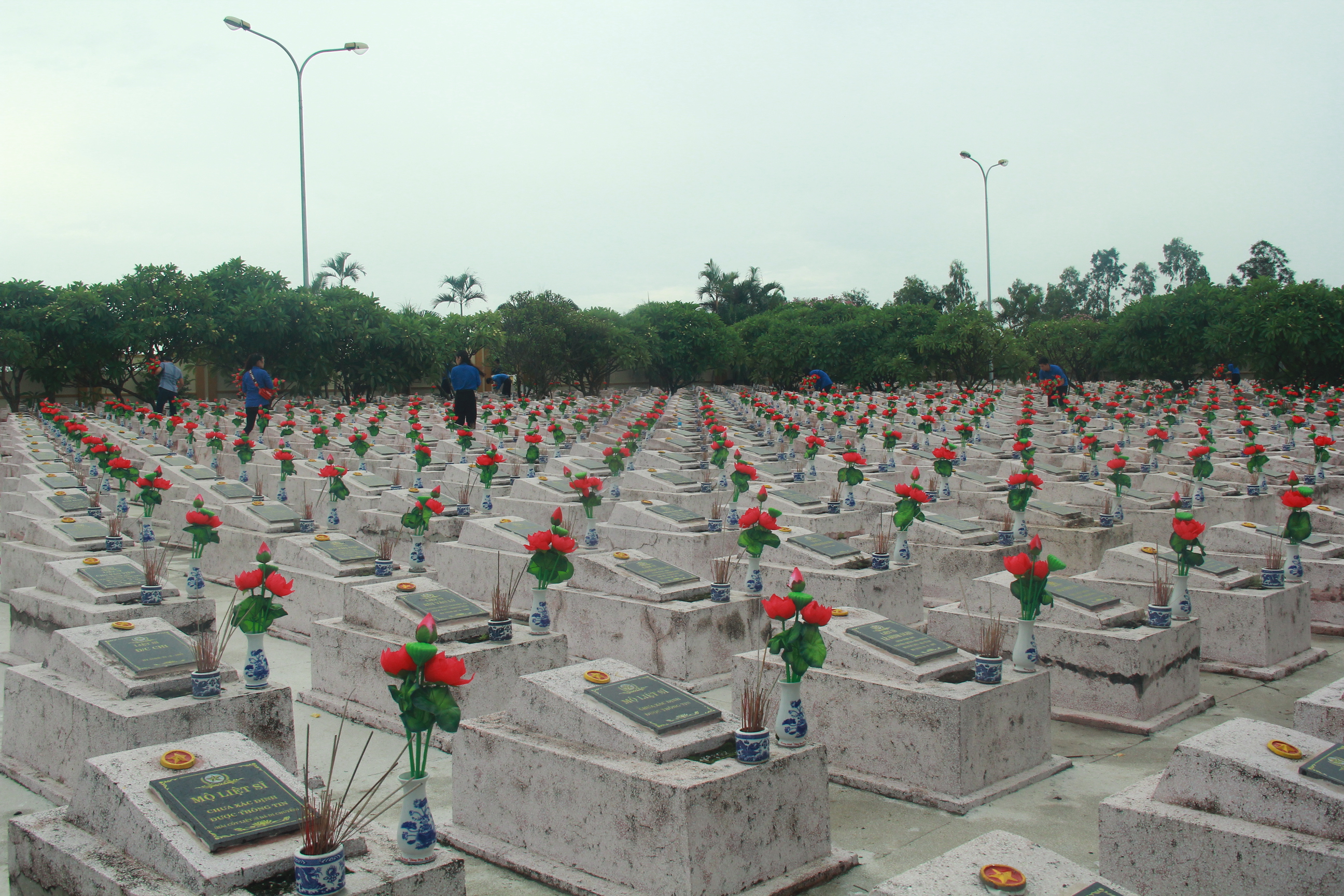  Các Đoàn viên, thanh niên thay bình hoa tại các phần mộ các anh hùng liệt sỹ.