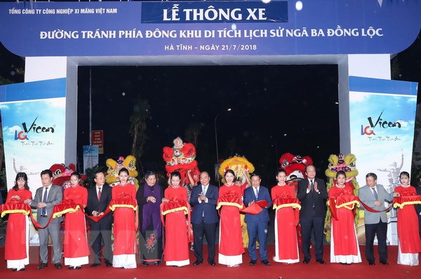  Thủ tướng Nguyễn Xuân Phúc dự Lễ cắt băng thông xe đường tránh Ngã Ba Đồng Lộc về phía Đông. (Ảnh: Thống Nhất/TTXVN)
