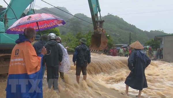 Mưa liên tục khiến nước dâng cao tại huyện Mộc Châu (Sơn La). (Ảnh: TTXVN phát)