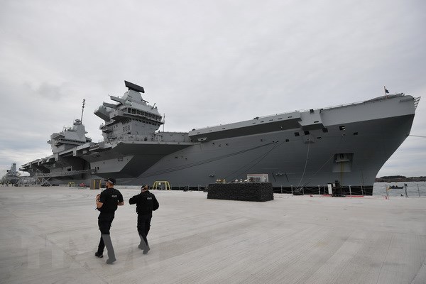 Tàu sân bay HMS Queen Elizabeth tại căn cứ hải quân Portsmouth, miền Nam Anh. (Nguồn: AFP/TTXVN)