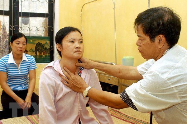 Khám, chữa bệnh bướu cổ ở Trung tâm nội tiết tỉnh Hoà Bình. (Ảnh: Hữu Oai/TTXVN)