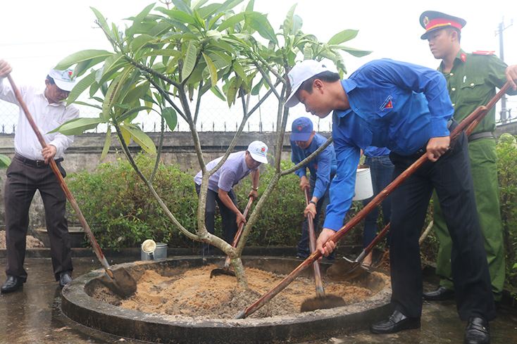 Các đại biểu trồng cây xanh tại lễ ra quân “Ngày Chủ nhật xanh”