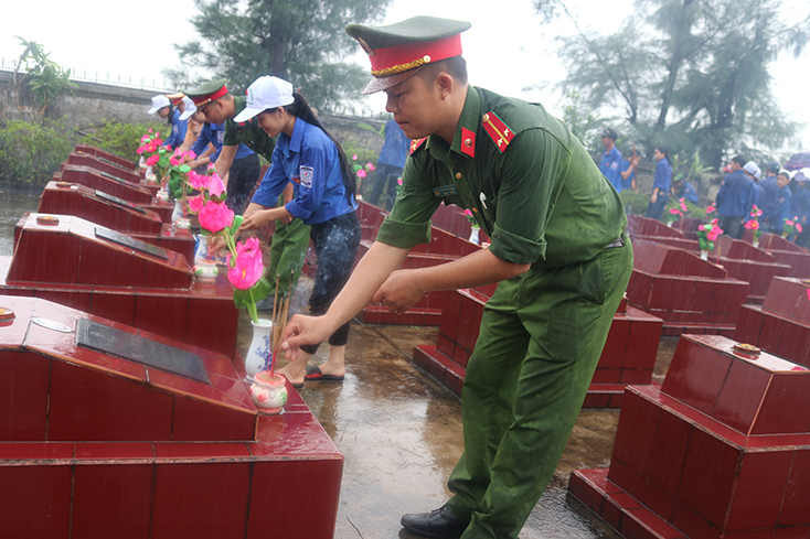 ĐVTN dâng hương tại nghĩa trang liệt sỹ xã Quảng Phúc