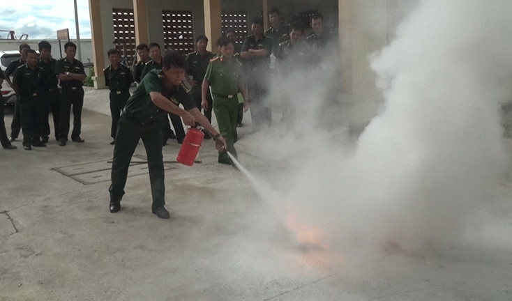 Học viên huấn luyện sử dụng các loại bình cứu hỏa