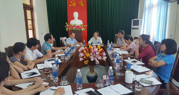 Lãnh đạo và cán bộ cốt cán các phòng, ban của Trường trung cấp Kinh tế Quảng Bình trong một cuộc làm việc với phóng viên về những vấn đề công dân tố cáo đối với lãnh đạo nhà trường.
