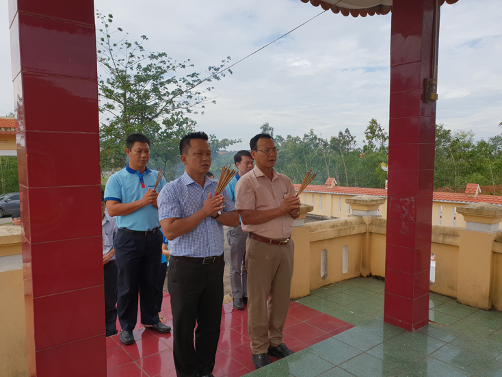 Đại diện lãnh đạo Vietinbank Quảng Bình về dâng hương tại Nghĩa trang liệt sỹ xã Quảng Thạch, huyện Quảng Trạch