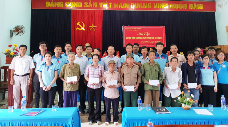 Đoàn viên thanh niên Vietinbank Quảng Bình trao quà cho những gia đình chính sách tại xã Quảng Thạch, huyện Quảng Trạch