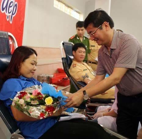 Chị Trần Thị Phương Lan được đồng chí Trần Tiến Dũng, TUV, Phó Chủ tịch UBND tỉnh tặng hoa, thăm hỏi trong một lần hiến máu tình nguyện. 