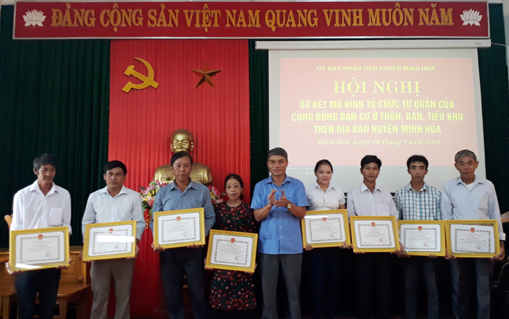 Lãnh đạo UBND huyện Minh Hóa khen thưởng các tập thể, cá nhân xuất sắc.