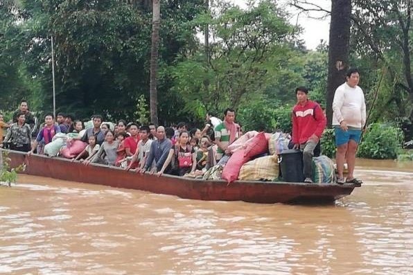 Hoạt động sơ tán dân khỏi vùng bị ngập lụt đang được tiến hành khẩn trương. (Nguồn: Attapeu Today)