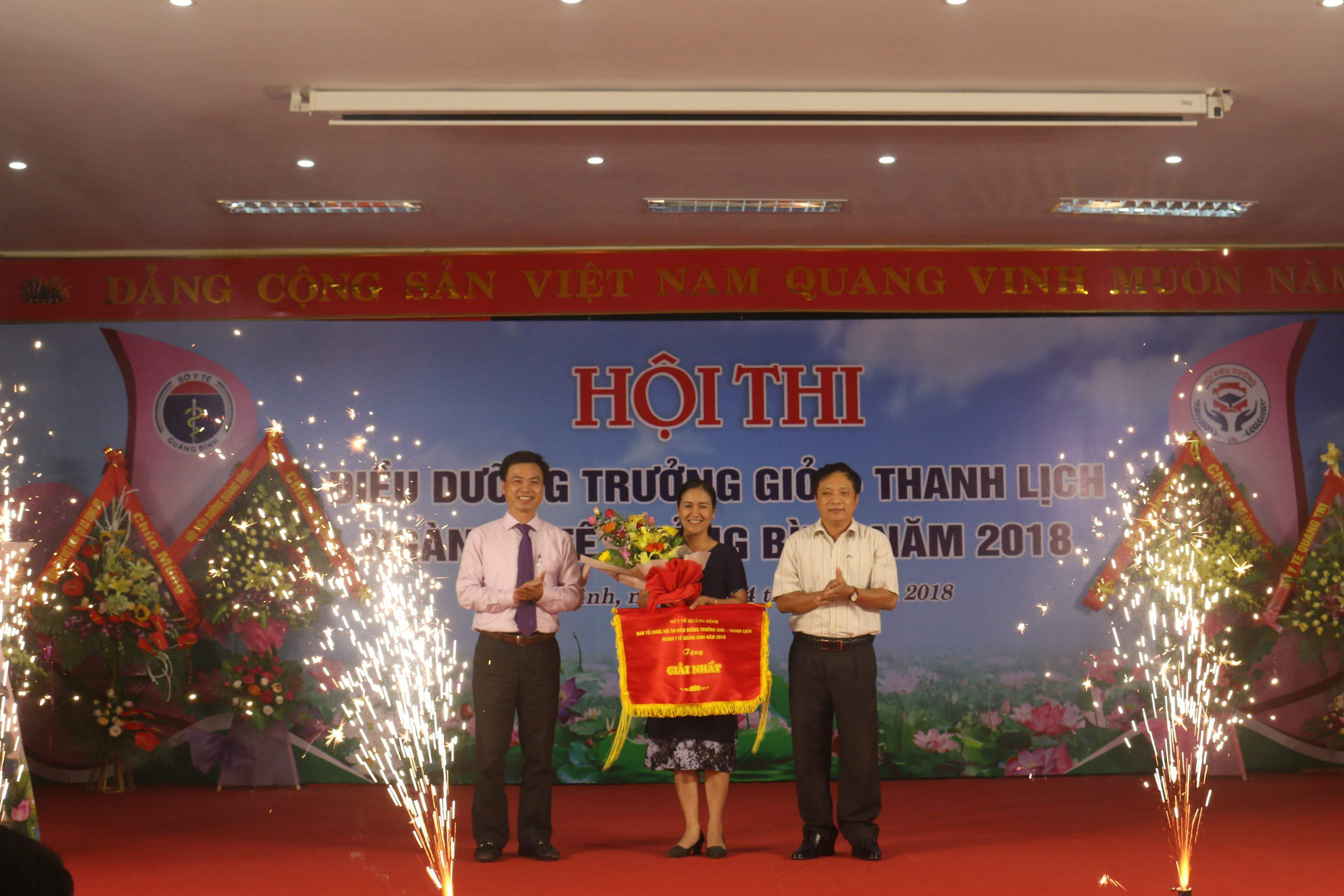 Ban tổ chức trao giải nhất cho đơn vị Bệnh viện hữu nghị Việt Nam - Cu Ba Đồng Hới