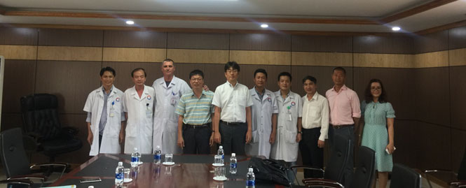 Chuyên gia y tế Nhật Bản Masakazu Nagaoka và các thành viên trong đoàn cùng các bác sĩ Bệnh viện hữu nghị Việt Nam - Cu Ba Đồng Hới tại buổi tiếp nhận kỹ thuật can thiệp tim mạch