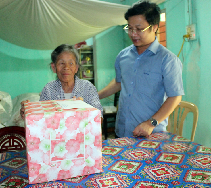 Đồng chí Cao Văn Định, Trưởng Ban Tuyên giáo Tỉnh ủy trao quà cho bà Nguyễn Thị Dung (khu phố 4, phường Ba Đồn, TX. Ba Đồn).