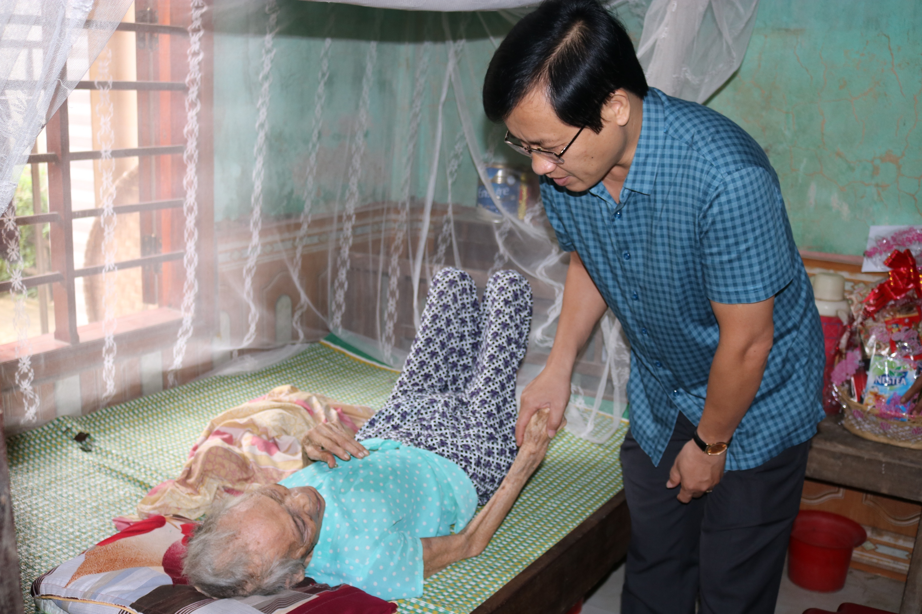Đồng chí Hoàng Hữu Thái, Tổng Biên tập Báo Quảng Bình thăm động viên và tặng quà cho Mẹ VNAH Cao Thị Tuyết, xã Châu Hóa, huyện Tuyên Hóa