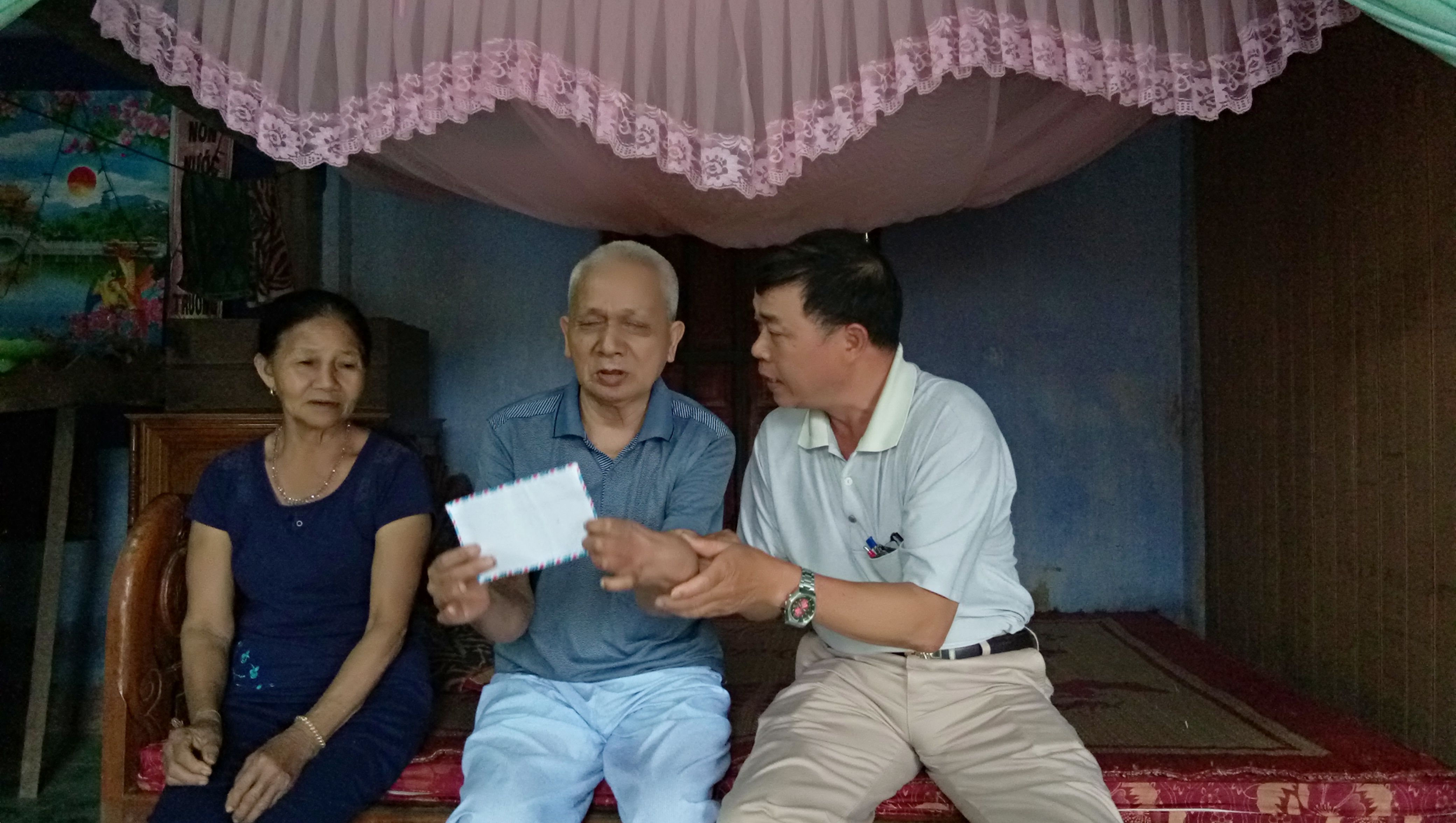 Lãnh đạo xã Trung Hóa (Minh Hóa) tặng quà động viên gia đình thương binh Đinh Xuân Đô. 