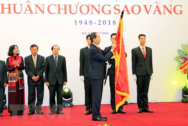 Chủ tịch nước Trần Đại Quang trao tặng Huân chương Sao Vàng cho Liên hiệp các Hội Văn học nghệ thuật Việt Nam. (Ảnh: Nhan Sáng/TTXVN)