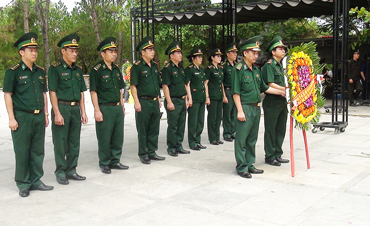 Đại tá Nguyễn Văn Thiện- chỉ huy trưởng cùng cán bộ, chiến sĩ BĐBP tỉnh Quảng Bình dâng hương, đặt vòng hoa tưởng niệm tại Nghĩa trang liệt sỹ Quốc gia Trường Sơn.