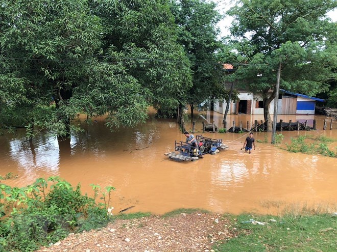 Sơ tán người dân khỏi khu vực nguy hiểm sau sự cố vỡ đập thủy điện Xe Pian-Xe Namnoy ở huyện Sanamxay, tỉnh Attapeu, Lào ngày 24-7. (Nguồn: THX/TTXVN)