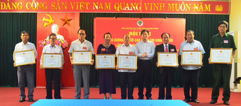 Đồng chí Nguyễn Tiến Hoàng trao Bằng khen của Chủ tịch UBND tỉnh tặng cho 8 cá nhân tiêu biểu có thành tích xuất sắc trong phong trào NCT làm kinh tế giỏi giai đoạn 2014-2018