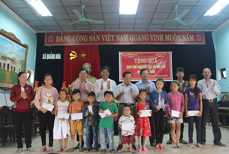 Tặng quà cho trẻ em mồ côi và trẻ khuyết tật tại xã Quảng Hòa, thị xã Ba Đồn