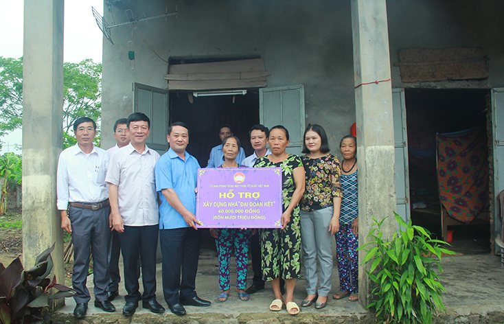  Đồng chí Hầu A Lềnh, Ủy viên Ban Chấp hành Trung ương Đảng, Phó Chủ tịch-Tổng thư ký Ủy ban Trung ương MTTQVN trao biển tượng trưng số tiền 40 triệu đồng hỗ trợ làm nhà Đại đoàn kết cho gia đình chị Nguyễn Thị Liên (thôn Đại Nam, xã Đại Trạch, Bố Trạch).