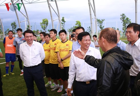 Bộ trưởng Nguyễn Ngọc Thiện thăm ĐT Olympic Việt Nam tại Trung tâm đào tạo bóng đá trẻ PVF.