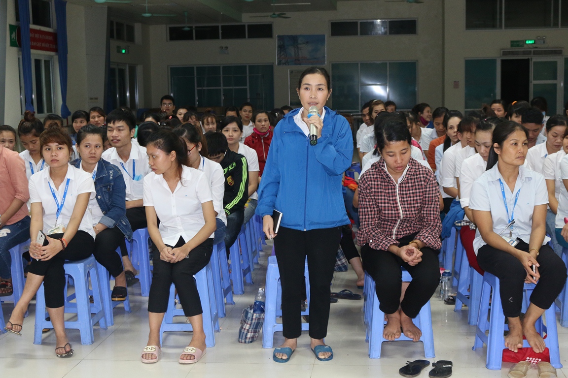 Người lao động ở Công ty may Hà Quảng tham gia đối thoại về BHXH, BHYT. 