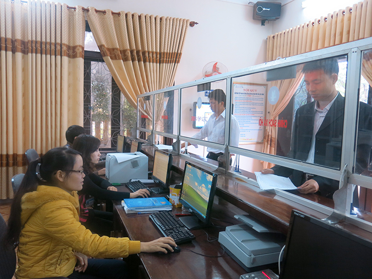  Người dân đến giải quyết thủ tục hành chính tại Trung tâm giao dịch một cửa liên thông huyện Minh Hóa 