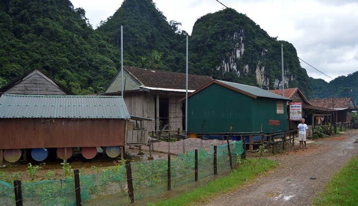 Hiện nay, hầu như nhà nào ở Tân Hóa cũng có thêm một nhà bè tránh lũ bên cạnh ngôi nhà đang ở.