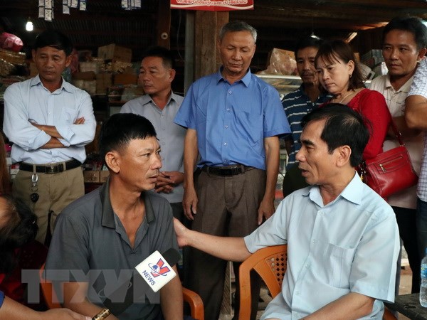 Ông Đào Văn Hiếu, Tổng Lãnh sự quán Việt Nam tại 4 tỉnh Nam Lào thăm, động viên các gia đình bị ảnh hưởng sau sự cố vỡ đập thủy điện Xe Pian-Xe NamNoy. (Ảnh: Quang Thái/TTXVN)