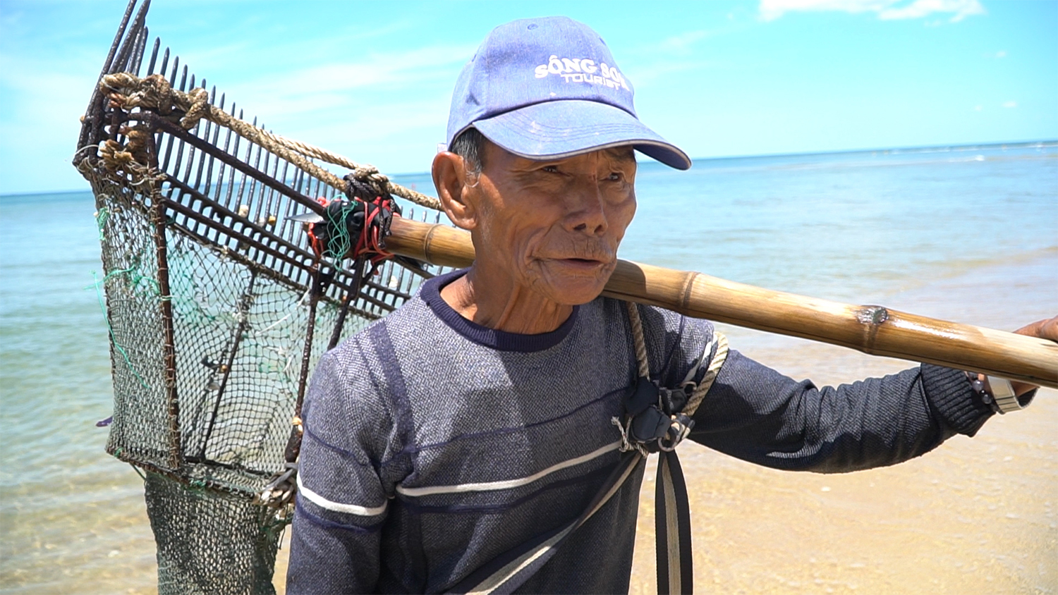 Ông lão Đặng Xuân Niệm, 85 tuổi với 35 năm làm nghề cào ngao. 