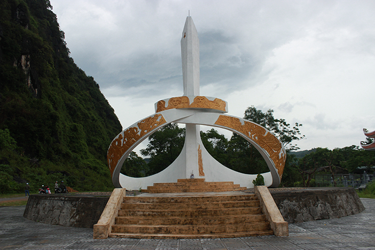Đài tưởng niệm phà Xuân Sơn