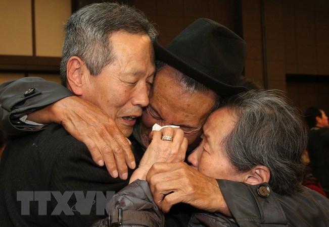 Giây phút đoàn tụ của các gia đình ly tán trong chiến tranh Triều Tiên tại khu nghỉ dưỡng núi Kumgang ngày 22-10-2015. (Nguồn: AFP/TTXVN)