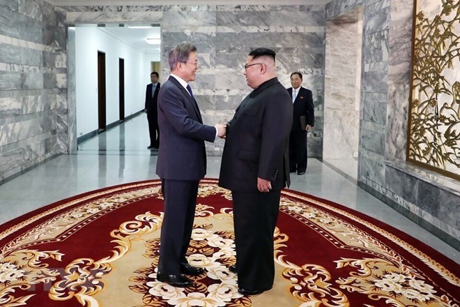 Ngày 26-5, Tổng thống Hàn Quốc Moon Jae-in và nhà lãnh đạo Triều Tiên Kim Jong-un đã bất ngờ có cuộc họp tại làng đình chiến Panmunjom thuộc Khu phi quân sự liên Triều. (Nguồn: THX/TTXVN)