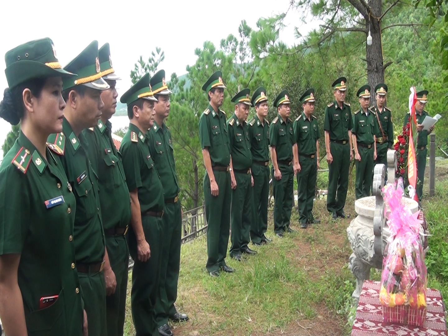 Cán bộ, chiến sĩ BĐBP Quảng Bình kính cẩn đặt vòng hoa dâng hương mộ Đại tướng Võ Nguyên Giáp