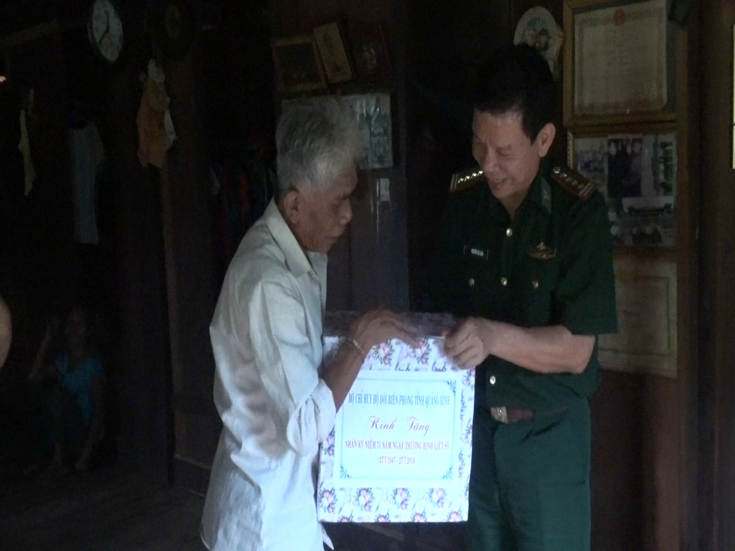 Thăm, tặng quà gia đình Anh hùng LLVT Hồ Phòm tại xã Dân Hóa, huyện Minh Hóa