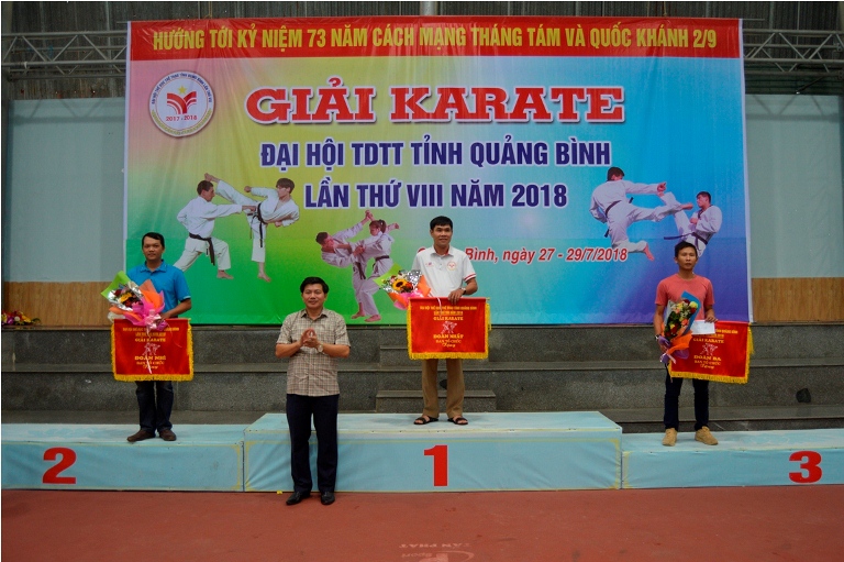 Đồng chí Trần Vũ Khiêm, Tỉnh ủy viên, Giám đốc Sở Văn hóa và Thể thao trao giải nhất, nhì, ba toàn đoàn cho các đoàn.
