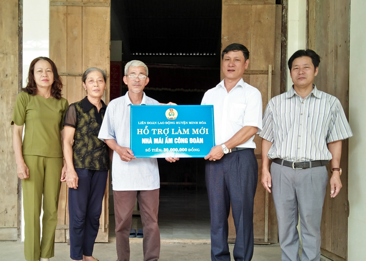 LĐLĐ huyện Minh Hóa trao tiền hỗ trợ xây nhà “Mái ấm công đoàn” cho đoàn viên, người lao động