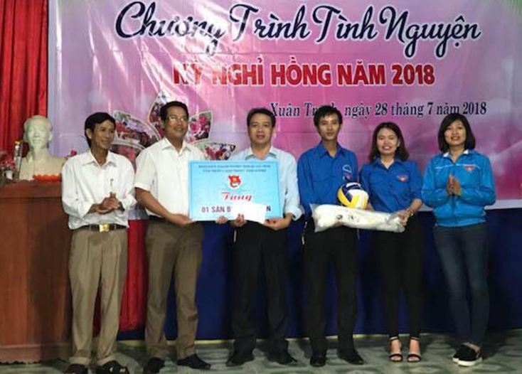 Đại diện Đoàn Khối Doanh nghiệp và cụm thi đua Giao thông- Lâm nghiệp tặng sân bóng chuyền cho thôn 9, xã Xuân Trạch