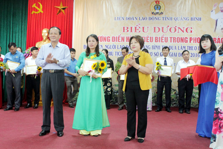 Nguyễn Thị Thanh Hương, Phó Chủ tịch Thường trực HĐND tỉnh; Trần Văn Tuân, Chủ tịch Uỷ ban MTTQVN tỉnh tặng giấy chứng nhận cho các chủ tịch công đoàn cơ sở vì đã có thành tích xuất sắc trong thực hiện phong trào “Chủ tịch công đoàn cơ sở giỏi” giai đoạn 2016-2018