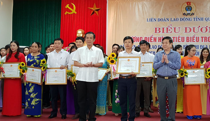 Đồng chí Trần Công Thuật, Phó Bí thư Thường trực Tỉnh ủy và đồng chí Nguyễn Xuân Quang, Phó Chủ tịch Thường trực UBND tỉnh trao bằng khen đoàn viên có thành tích xuất sắc trong thực hiện phong trào “Đoàn viên, người lao động Quảng Bình thi đua làm theo lời Bác”.