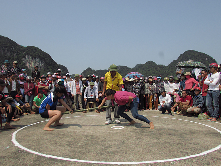 Môn thể thao dân tộc đẩy gậy thu hút được đông đảo người dân và khách du lịch đến xem, cổ vũ.