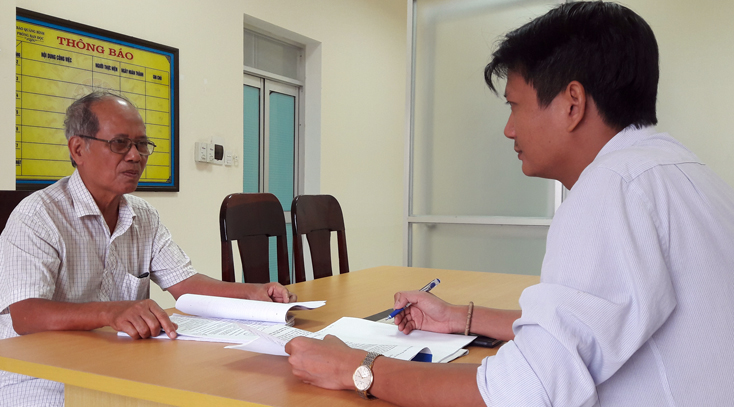 Luật sư Lê Minh Tâm, Văn phòng luật sư Hướng Dương, người đang bảo vệ quyền lợi cho ông Phạm Ngọc Cường trình bày sự việc với phóng viên.