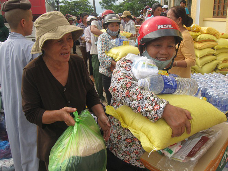 Trong trận lũ lụt năm 2016, mặt trận các cấp huyện Tuyên Hóa đã kêu gọi hàng tỷ đồng tiền và hàng hóa cứu trợ giúp đỡ người nghèo trên địa bàn.