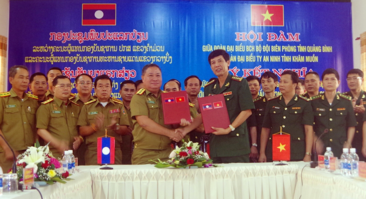 Lãnh đạo Bộ chỉ huy BĐBP tỉnh Quảng Bình và Ty An ninh tỉnh Khăm Muộn (Lào) ký kết biên bản ghi nhớ.
