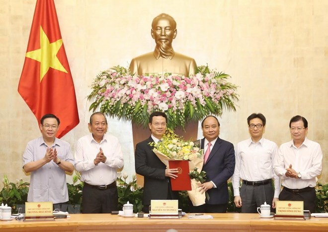 Thủ tướng Nguyễn Xuân Phúc trao Quyết định giao quyền Bộ trưởng Bộ Thông tin và Truyền thông cho ông Nguyễn Mạnh Hùng. (Ảnh: Thống Nhất/TTXVN)